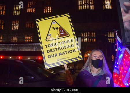 London, Großbritannien 17th. Januar 2022. Kill the Bill Demonstranten, die sich vor dem Oberhaus versammelten, protestierten gegen das Gesetz über Polizei, Kriminalität, Verurteilung und Gerichte, das die Proteste in Großbritannien stark einschränken wird. Kredit: Vuk Valcic / Alamy Live Nachrichten Stockfoto