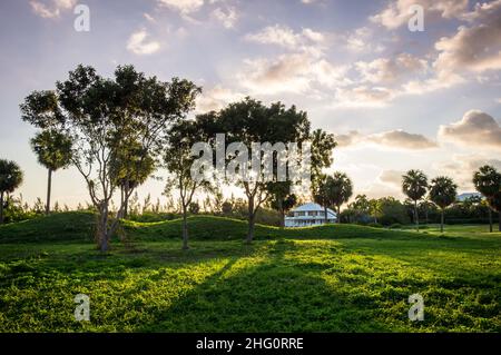 Grand Cayman, Cayman Islands, Nov 2021, Gebäude an einem redundanten Golfplatz bei Sonnenuntergang Stockfoto