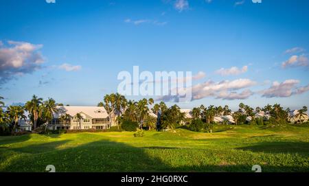 Grand Cayman, Cayman Islands, Nov 2021, Gebäude an einem redundanten Golfplatz bei Sonnenuntergang Stockfoto