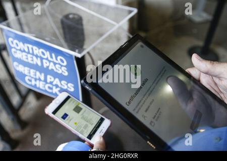 Foto Cecilia Fabiano/ LaPresse 12 Agosto 2021 Roma (Italia) Cronaca Green Pass controlli al Colosseo Nella Foto : turisti esibiscono il Green Pass all’entrata Foto Cecilia Fabiano/ LaPresse August 12 , 2021 Roma (Italien) News : Green Pass Zertifizierungskontrolle Auto Kolosseum im Pic : Touristen zeigen die Green Pass Zertifizierung am Eingang Stockfoto