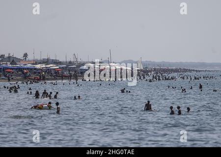 Foto Cecilia Fabiano/ LaPresse 14 Agosto 2021 Roma (Italia) Cronaca Fine settimana di ferragosto al Mare Nella Foto : il lido di Ostia Foto Cecilia Fabiano/ LaPresse August 14 , 2021 Roma (Italien) News : Mitte August Wochenende im Pic : der Strand von Ostia in Rom Stockfoto