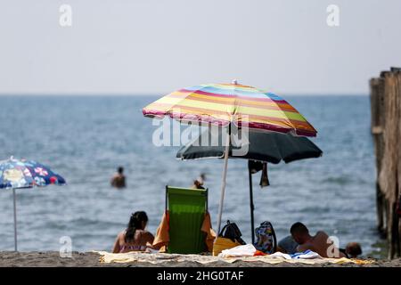 Foto Cecilia Fabiano/ LaPresse 14 Agosto 2021 Roma (Italia) Cronaca Fine settimana di ferragosto al Mare Nella Foto : il lido di Ostia Foto Cecilia Fabiano/ LaPresse August 14 , 2021 Roma (Italien) News : Mitte August Wochenende im Pic : der Strand von Ostia in Rom Stockfoto