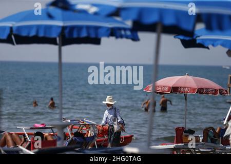 Foto Cecilia Fabiano/ LaPresse 14 Agosto 2021 Roma (Italia) Cronaca Fine settimana di ferragosto al Mare Nella Foto : il lido di Ostia Foto Cecilia Fabiano/ LaPresse August 14 , 2021 Roma (Italien) News : Mitte August Wochenende im Pic : der Strand von Ostia in Rom Stockfoto