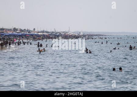 Foto Cecilia Fabiano/ LaPresse 14 Agosto 2021 Roma (Italia) Cronaca Fine settimana di ferragosto al Mare Nella Foto : il lido di Ostia Foto Cecilia Fabiano/ LaPresse August 14 , 2021 Roma (Italien) News : Mitte August Wochenende im Pic : der Strand von Ostia in Rom Stockfoto