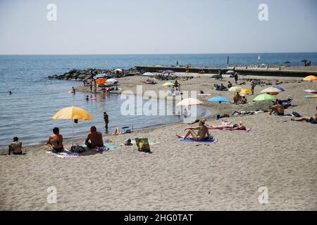 Foto Cecilia Fabiano/ LaPresse 14 Agosto 2021 Roma (Italia) Cronaca Fine settimana di ferragosto al Mare Nella Foto : il lido di Ostia Foto Cecilia Fabiano/ LaPresse August 14 , 2021 Roma (Italien) News : Mitte August Wochenende im Pic : der Strand von Ostia in Rom Stockfoto