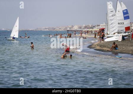 Foto Cecilia Fabiano/ LaPresse 14 Agosto 2021 Roma (Italia) Cronaca Fine settimana di ferragosto al Mare Nella Foto : il lido di Ostia Foto Cecilia Fabiano/ LaPresse August 14 , 2021 Roma (Italien) News : Mitte August Wochenende im Pic : der Strand von Ostia in Rom Stockfoto