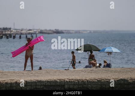 Foto Cecilia Fabiano/ LaPresse 14 Agosto 2021 Roma (Italia) Cronaca Fine settimana di ferragosto al Mare Nella Foto : il lido di Ostia Foto Cecilia Fabiano/ LaPresse August 14 , 2021 Roma (Italien) News : Mitte August Wochenende im Pic : der Strand von Ostia in Rom Stockfoto