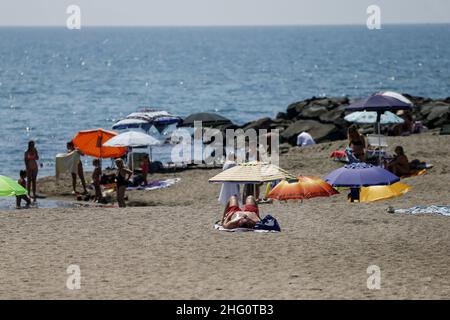 Foto Cecilia Fabiano/ LaPresse 14 Agosto 2021 Roma (Italia) Cronaca Fine settimana di ferragosto al Mare Nella Foto : il lido di Ostia Foto Cecilia Fabiano/ LaPresse August 14 , 2021 Roma (Italien) News : Mitte August Wochenende im Pic : der Strand von Ostia in Rom Stockfoto