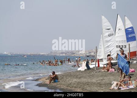 Foto Cecilia Fabiano/ LaPresse 14 Agosto 2021 Roma (Italia) Cronaca Fine settimana di ferragosto al Mare Nella Foto : il lido di Ostia Foto Cecilia Fabiano/ LaPresse August 14 , 2021 Roma (Italien) News : Mitte August Wochenende im Pic : der Strand von Ostia in Rom Stockfoto