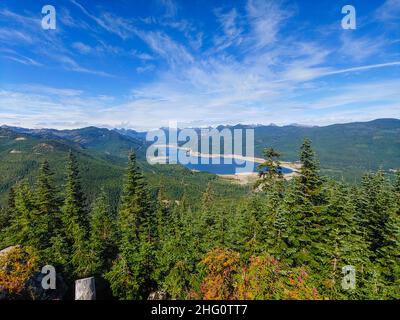 Keechelus Lake ist ein See und ein Stausee im Nordwesten der Vereinigten Staaten, in der Nähe von Hyak im Kittitas County, Washington. Etwa 80 km Sou Stockfoto