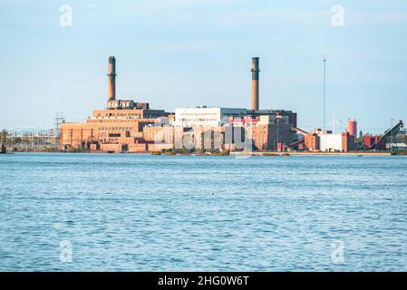 Geschlossenes Kohlekraftwerk an einem Fluss an einem sonnigen Herbsttag Stockfoto