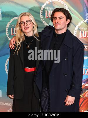 London, Großbritannien. 13th Januar 2022. Anais Gallagher und Isaac Gryn kamen zur Pressenacht von „LUZIA“ des Cirque du Soleil in der Royal Albert Hall in London an. (Foto von Brett Cove/SOPA Images/Sipa USA) Quelle: SIPA USA/Alamy Live News Stockfoto