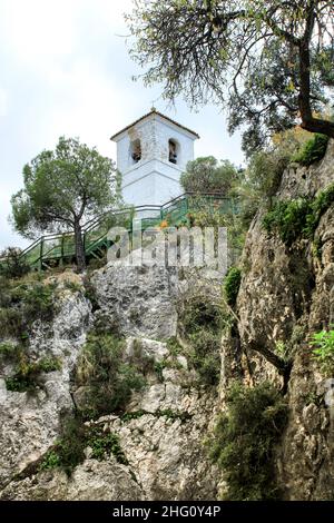 Turmglocke der Burg von Guadalest in der Provinz Alicante, Spanien. Die Berge liegen im Hintergrund Stockfoto