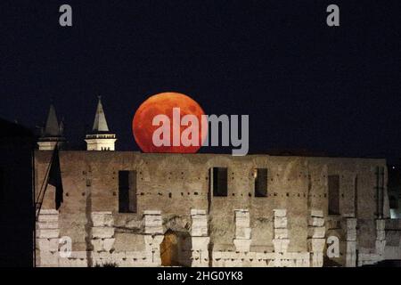 Foto Cecilia Fabiano/ LaPresse 22 Agosto 2021 Roma (Italia) Cronaca La luna rossa oggi visibile su Roma Nella Foto: la luna rossa vista dal Campidoglio Foto Cecilia Fabiano/LaPresse 22. August 2021 - Rom (Italien) News der rote Mond auf Rom im Bild: Der rote Mond auf dem Forum Romanum Stockfoto