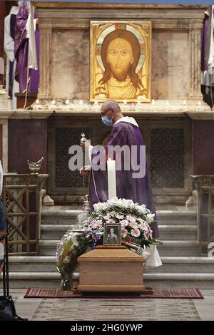 Foto Cecilia Fabiano/ LaPresse 23 Agosto 2021 Roma (Italia) Cronaca : Funerali di Nicoletta Orsomando presso la Basilica di Santa Maria in Trastevere Nella Foto : la cerimonia Foto Cecilia Fabiano/ LaPresse August 23 , 2021 Roma (Italien) News : Nicoletta Orsomando Beerdigung im Pic : die Zeremonie Stockfoto