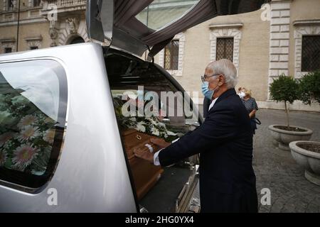 Foto Cecilia Fabiano/ LaPresse 23 Agosto 2021 Roma (Italia) Cronaca : Funerali di Nicoletta Orsomando presso la Basilica di Santa Maria in Trastevere Nella Foto : la cerimonia Foto Cecilia Fabiano/ LaPresse August 23 , 2021 Roma (Italien) News : Nicoletta Orsomando Beerdigung im Pic : die Zeremonie Stockfoto