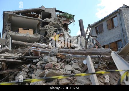 Foto LaPresse/Marco Cantile Cronaca 24/08/2016 - Amatrice Terremoto ad Amatrice ne rietino. Diversi morti e molti feriti. Sul posto i soccorsi con le forze dell'ordine la Protezione Civile i Vigili del fuoco ed i tanti volontari. Nella foto: le macerie, le case cadute ed i soccorsi ad Amatrice Foto LaPresse/Marco Cantile News 24/08/2016 - Amatrice - Rieti Erdbeben in Amatrice, Italien Stockfoto