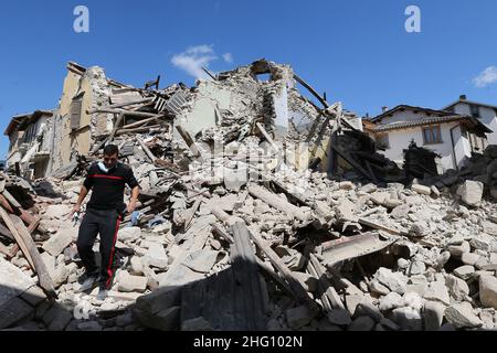 Foto LaPresse/Marco Cantile Cronaca 24/08/2016 - Amatrice Terremoto ad Amatrice ne rietino. Diversi morti e molti feriti. Sul posto i soccorsi con le forze dell'ordine la Protezione Civile i Vigili del fuoco ed i tanti volontari. Nella foto: le macerie, le case cadute ed i soccorsi ad Amatrice Foto LaPresse/Marco Cantile News 24/08/2016 - Amatrice - Rieti Erdbeben in Amatrice, Italien Stockfoto