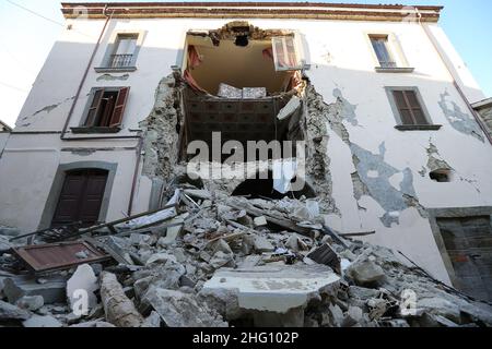 Foto LaPresse/Marco Cantile Cronaca 24/08/2016 - Accumoli - Rieti Terremoto ad Accumoli nel rietino. Sul posto i soccorsi con le forze dell'ordine la Protezione Civile i Vigili del fuoco ed i tanti volontari. Nella foto: le macerie, le case cadute ed i soccorsi ad Accumoli Foto LaPresse/Marco Cantile News 24/08/2016 - Accumoli - Rieti Erdbeben in Accumoli, Italien Stockfoto