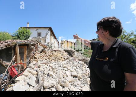 Foto LaPresse/Marco Cantile Cronaca 24/08/2016 - Amatrice Terremoto ad Amatrice ne rietino. Diversi morti e molti feriti. Sul posto i soccorsi con le forze dell'ordine la Protezione Civile i Vigili del fuoco ed i tanti volontari. Nella foto: le macerie, le case cadute ed i soccorsi ad Amatrice Foto LaPresse/Marco Cantile News 24/08/2016 - Amatrice - Rieti Erdbeben in Amatrice, Italien Stockfoto