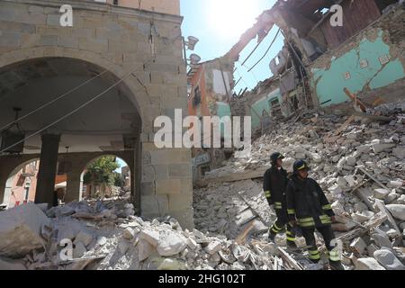 Foto LaPresse/Marco Cantile Cronaca 24/08/2016 - Amatrice Terremoto ad Amatrice ne rietino. Diversi morti e molti feriti. Sul posto i soccorsi con le forze dell'ordine la Protezione Civile i Vigili del fuoco ed i tanti volontari. Nella foto: le macerie, le case cadute ed i soccorsi ad Amatrice Foto LaPresse/Marco Cantile News 24/08/2016 - Amatrice - Rieti Erdbeben in Amatrice, Italien Stockfoto