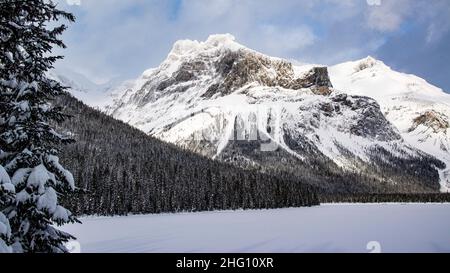 Yoho National Park, Kanada - 23 2021. Dez.: Gefrorener Emerald Lake versteckt sich im Winterwald umgeben von rocky mountains im Yoho National Park Stockfoto