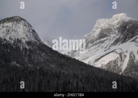 Yoho National Park, Kanada - 23 2021. Dez.: Gefrorener Emerald Lake versteckt sich im Winterwald umgeben von rocky mountains im Yoho National Park Stockfoto