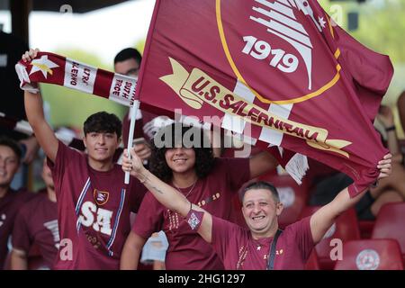 Alessandro Garofalo/LaPresse 29. August 2021 Salerno, Italien Sportfußball Salernitana vs Roma - Italienische Serie A Fußballmeisterschaft 2021/2022 - Arechi Stadion. Im Bild: Unterstützer von Saleritana Stockfoto