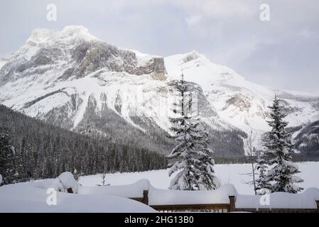 Yoho National Park, Kanada - 23 2021. Dez.: Gefrorener Emerald Lake versteckt sich im Winterwald umgeben von rocky mountains im Yoho National Park Stockfoto