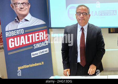 Mauro Scrobogna /LaPresse 31. August 2021 Rom, Italien Politik Kommunalwahlen Rom - Wahlkampf in Gualtieri auf dem Foto: Giovanni Caudo Anführer der egalitären feministischen Bürgerliste "Roma Futura", die den Bürgermeister Roberto Gualtieri unterstützt Stockfoto