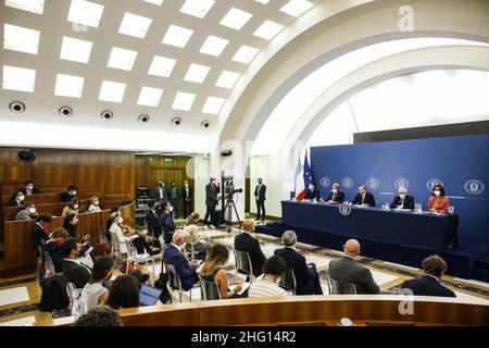 Foto Fabio Frustaci/LaPresse/POOL Ansa02-09-2021 &#X2013; Roma, ItalienPoliticaConferenza stampa del Presidente Draghi sulle regole Green Pass anti diffusione del Covid-19Nella foto: Ministro Salute Roberto Speranza, Ministro Infrastructure Enrico Giovannini, Presidente Mario Draghi, Ministro Educazione Patrizio Bianchi e Ministro per gli affari regionali e le autonomie Maria Stella GelminiPhoto Fabio Frustaci/LaPresse/POOL Ansa02. September 2021 &#X2013; Rom, ItalienPolitikPressekonferenz von Präsident Draghi zu den Green Pass Regeln gegen die Verbreitung von Covid-19In das Bild: Gesundheitsminister Rob Stockfoto