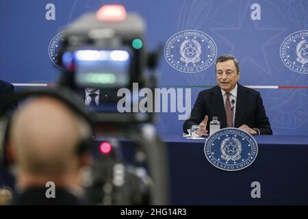 Foto Fabio Frustaci/LaPresse/POOL Ansa02-09-2021 &#X2013; Roma, ItalienPoliticaConferenza stampa del Presidente Draghi sulle regole Green Pass anti diffusione del Covid-19Nella foto: Mario DraghiFoto Fabio Frustaci/LaPresse/POOL AnsaSeptember 02, 2021 &#X2013; Rom, ItalienPoliticsPressekonferenz von Präsident Draghi über den Green Pass: Gegen das Bild 19In Stockfoto