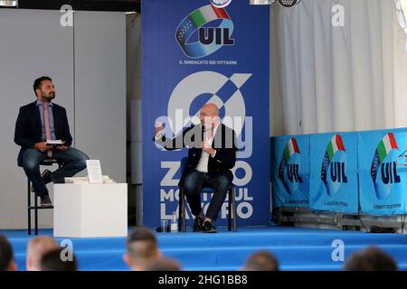 Foto Luigi Rega - LaPresse politica 10-09-2021 Cesenatico Uil Camp 2021 - Wochenende di formazione sindacale - Cesenatico Camping Village - Nella Foto: Simone Arminio - Vice capocronista il Resto del Carlino, Stefano Bonaccini - Presidente della Regione Emilia-Romagna Foto Luigi Rega - LaPresse News 10-09-2021 Cesenatico Uil Camp 2021 im Bild: Simone Arminio - Vice capocronista il Resto del Carlino, Stefano Bonaccini - Presidente della Regione Emilia-Romagna Stockfoto