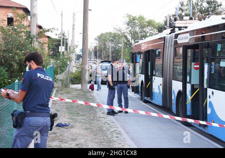 Foto Manuel Migliorini - LaPresse cronaca Rimini 12/09/2021 Accoltellamento Rimini: Ferisce 5 persone tra cui un bambino Nella Foto I controlli della polizia Foto Manuel Migliorini - LaPresse News Rimini 12. September 2021 die Polizeikontrollen in Rimini stehen kurz vor dem Bild Stockfoto