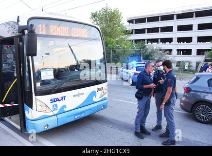 Foto Manuel Migliorini - LaPresse cronaca Rimini 12/09/2021 Accoltellamento Rimini: Ferisce 5 persone tra cui un bambino Nella Foto I controlli della polizia Foto Manuel Migliorini - LaPresse News Rimini 12. September 2021 die Polizeikontrollen in Rimini stehen kurz vor dem Bild Stockfoto