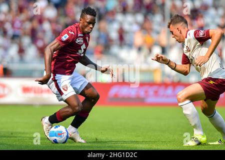 Claudio Grassi/LaPresse 12. September 2021 - Turin, Italien Sport, Fußball Torino FC vs US Salernitana 1919 - Italienische Serie A Fußballmeisterschaft 2021/2022 - Olimpico Grande Torino Stadium. Auf dem Foto: Wilfried Singo (#17 Turin) gegen Matteo Ruggeri (#3 Salernitana) Stockfoto