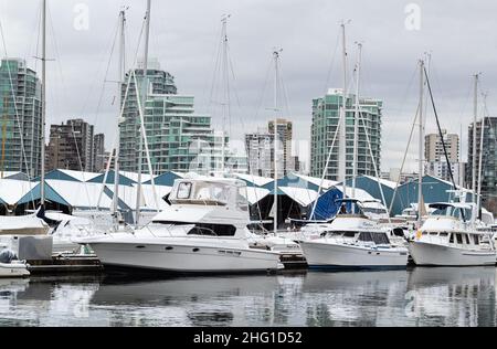 Vancouver, British Columbia, Kanada. Winterstadtbild von Vancouver mit Yachten und Booten im Hafen - 26. Dezember 2021. Niemand, Blick auf die Straße, Stockfoto