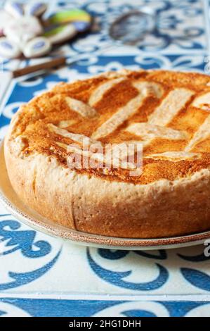 Italienische Ricotta-Torte mit Rosinen. Beliebte Ostern festliche Backen. Nahaufnahme. Stockfoto