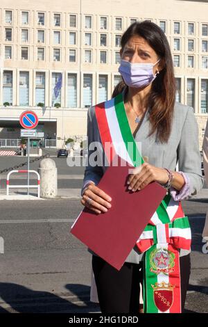 Mauro Scrobogna /LaPresse September 14, 2021&#xa0; Rom, Italien Nachrichten Farnesina - Einweihung der 'Viale dei Giusti della Farnesina' auf dem Foto: Der Bürgermeister von Rom Virginia Raggi Stockfoto