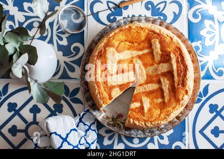 Italienische Ricotta-Torte mit Rosinen. Beliebte Ostern festliche Backen. Draufsicht. Stockfoto