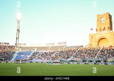 Massimo Paolone/LaPresse 21. September 2021 Bologna, Italien Sportfußball Bologna vs Genua - Italienische Fußballmeisterschaft Liga A Tim 2021/2022 - Renato Dall'Ara Stadion im Bild: Es wird eine Schweigeminute für die Toten von Romano Fogli beobachtet Stockfoto