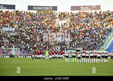 Massimo Paolone/LaPresse 21. September 2021 Bologna, Italien Sportfußball Bologna vs Genua - Italienische Fußballmeisterschaft Liga A Tim 2021/2022 - Renato Dall'Ara Stadion im Bild: Es wird eine Schweigeminute für die Toten von Romano Fogli beobachtet Stockfoto