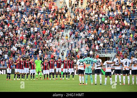 Massimo Paolone/LaPresse 21. September 2021 Bologna, Italien Sportfußball Bologna vs Genua - Italienische Fußballmeisterschaft Liga A Tim 2021/2022 - Renato Dall'Ara Stadion im Bild: Es wird eine Schweigeminute für die Toten von Romano Fogli beobachtet Stockfoto