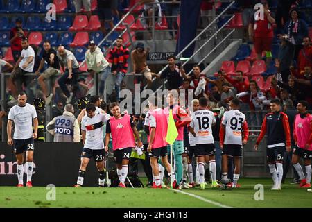 Massimo Paolone/LaPresse 21. September 2021 Bologna, Italien Sportfußball Bologna vs Genua - Italienische Fußballmeisterschaft Liga A Tim 2021/2022 - Renato Dall'Ara Stadion im Bild: Die Spieler von Genua feiern mit den Fans von Genua Stockfoto