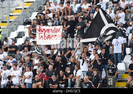 Foto Tano Pecoraro/LaPresse 22 Settembre 2021 - La Spezia, Italia Sport, Calcio Spezia vs Juventus - Campionato italiano di calcio Serie A Tim 2021/2022 - Stadio Alberto Picco Nella foto: tifosi spezia Foto Tano Pecoraro/LaPresse 22. September 2021 - La Spezia, Italien Sport, Fußball Spezia vs Juventus - Italienische Serie A Fußballmeisterschaft 2021/2022 - Alberto Picco Stadion auf dem Foto: spezia Anhänger Stockfoto