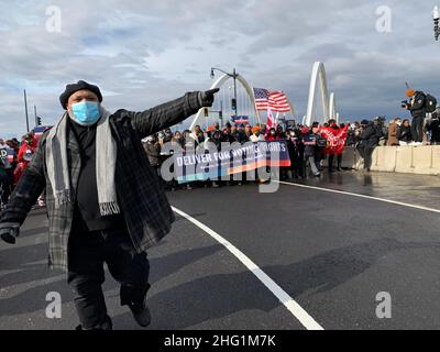 17. Januar 2022, Washington, District of Columbia, USA: Am Martin Luther King Day 2022 schlossen sich Martin Luther King III, Arndrea Waters King und Yolanda Renee King mit Hunderten an, um DCÃs die Frederick Douglass Bridge ruft den Senat und Präsident Biden auf, die Stimmrechte so wie beim Infrastrukturgesetz zu erfüllen. Diese yearÃs-Kreuzung war Teil des jährlichen D.C. Peace Walk: Veränderung geschieht mit guter Hoffnung und einem Traum. (Bild: © Sue Dorfman/ZUMA Press Wire) Stockfoto