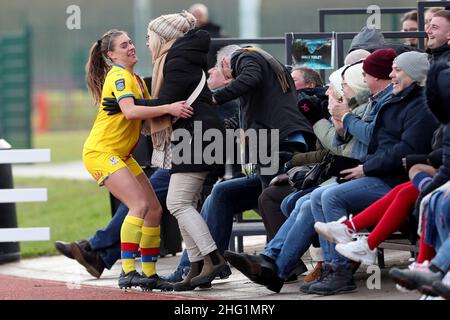 DURHAM, Großbritannien JAN 16th die Molly Sharpe von Crystal Palace feiert mit ihrer Mutter in der Menge, nachdem sie am Sonntag, dem 16th. Januar 2022, beim FA Women's Championship-Spiel zwischen dem Durham Women FC und Crystal Palace im Maiden Castle, Durham City, einen Treffer erzielt hatte. (Kredit: Mark Fletcher | MI News) Kredit: MI Nachrichten & Sport /Alamy Live News Stockfoto