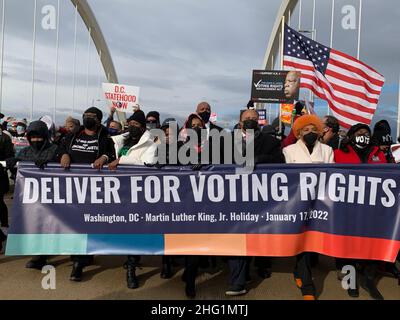 17. Januar 2022, Washington, District of Columbia, USA: Stephanie Young, Yolanda Renee King, Arndrea Waters King, Martin Luther King III, Arndrea Waters King, Rep. Joyce Beatty und Rep. Terry Sewell halten das Banner „Deliver for Voting Rights“ während eines marsches über die DCÃs Frederick Douglass Bridge. Die Überfahrt war symbolisch für ihre Botschaft an den Kongress, das Stimmrecht zu erfüllen, so wie sie es für Brücken getan hat. Der marsch war Teil des jährlichen D.C. Peace Walk: Veränderung geschieht mit guter Hoffnung und einem Traum. (Bild: © Sue Dorfman/ZUMA Press Wire) Stockfoto