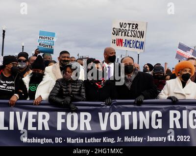 17. Januar 2022, Washington, District of Columbia, USA: Stephanie Young, Yolanda Renee King, Arndrea Waters King, Martin Luther King III, Arndrea Waters King und die Rep. Joyce Beatty halten das Banner „Deliver for Voting Rights“ während eines marsches über die DCÃs Frederick Douglass Bridge. Die Überfahrt war symbolisch für ihre Botschaft an den Kongress, das Stimmrecht zu erfüllen, so wie sie es für Brücken getan hat. Der marsch war Teil des jährlichen D.C. Peace Walk: Veränderung geschieht mit guter Hoffnung und einem Traum. (Bild: © Sue Dorfman/ZUMA Press Wire) Stockfoto
