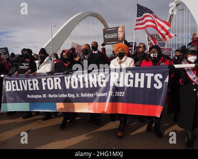 17. Januar 2022, Washington, District of Columbia, USA: Stephanie Young, Yolanda Renee King, Arndrea Waters King, Martin Luther King III, Arndrea Waters King, Rep. Joyce Beatty und Rep. Terry Sewell halten das Banner „Deliver for Voting Rights“ während eines marsches über die DCÃs Frederick Douglass Bridge. Die Überfahrt war symbolisch für ihre Botschaft an den Kongress, das Stimmrecht zu erfüllen, so wie sie es für Brücken getan hat. Der marsch war Teil des jährlichen D.C. Peace Walk: Veränderung geschieht mit guter Hoffnung und einem Traum. (Bild: © Sue Dorfman/ZUMA Press Wire) Stockfoto